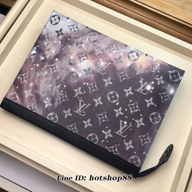 路易威登LV手包 LV星空系列 M44448 POCHETTE VOYAGE中號手袋 LV男士手拿包 xxlv1149